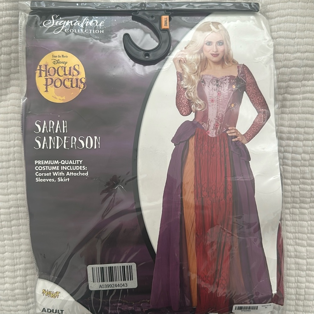 Sarah Anderson costume with blonde wig